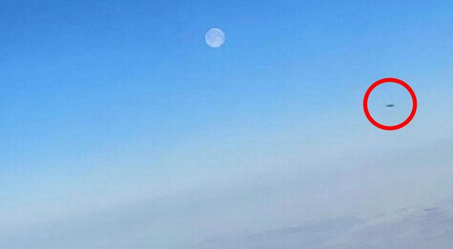 passenger-picture-plane a picture taken by a plane passenger of a UFO